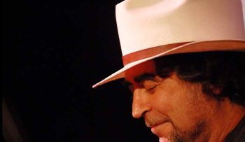 Llevan a hospital al Joaquín Sabina tras sufrir dolor en concierto