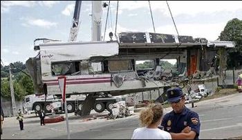 Aumenta a 80 número muertos al descarrilar tren en España; cuerpo de dominicana no ha sido encontrado
