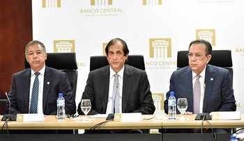 El Banco Central y ministros de la Presidencia y Hacienda analizaron con ejecutivos bancarios desempeño del encaje legal