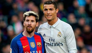 La polémica pintura que cubrió Barcelona: el apasionado beso entre Lionel Messi y Cristiano Ronaldo