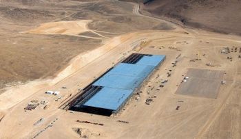 Un drone sobrevuela la gigantesca fábrica de Tesla que cambiará el mundo de la energía (VIDEO)