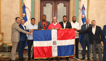 Abinader entrega la bandera al Escogido