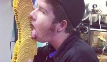 Taco Bell despide a empleado por lamer tacos