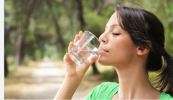 Los mejores momentos para tomar agua y cuidar la salud