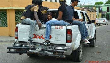 Mujer e hija agreden agentes de la DNCD durante allanamiento