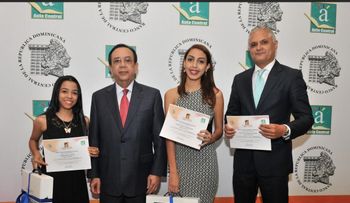 Banco Central premia a ganadores IV Competencia Académica â??Economistas del futuroâ?