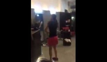 Destruye salón de belleza porque le cortaron mal el cabello (VIDEO)