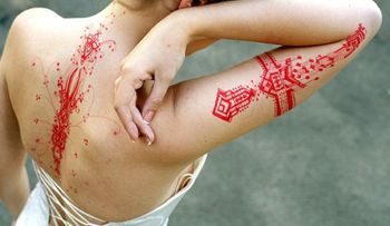 ADVERTENCIA: La tinta de los tatuajes puede conllevar riesgos a la salud