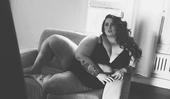 Esta modelo gordita se muestra sin complejos 