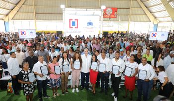 Abinader celebra cumpleaños entregando títulos de propiedad a 1,800 familias en municipio de Quisqueya