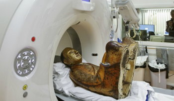 Hallan momia dentro de estatua de Buda