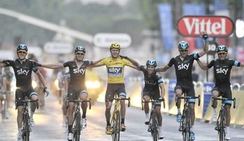 Roban las bicicletas al equipo Sky en una carrera en Francia