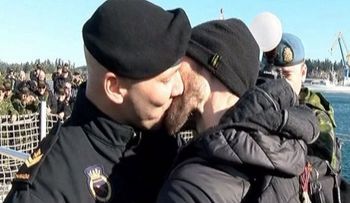 Pareja homosexual protagoniza el tradicional primer beso de Armada canadiense