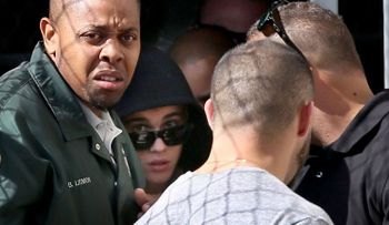 Justin Bieber pagó la fianza, salió de prisión y saludó a sus fanáticos