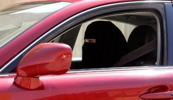Mujeres saudíes desafían prohibición y manejan