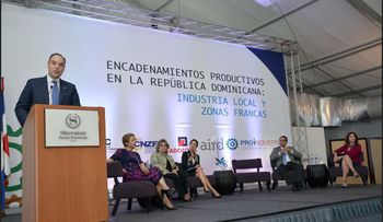  Gobierno promueve fortalecimiento de relaciones comerciales entre la industria nacional y zonas francas