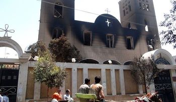 Video, Foto: Los islamistas queman iglesias y escuelas cristianas en Egipto 