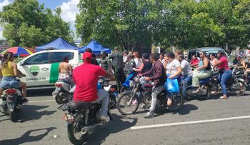 Digesett cambia multas por cascos protectores a mujeres de La Vega en Día de las  Madres