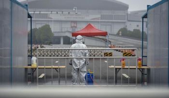 Esto parece no tener final: China eleva a 2.592 muertos por coronavirus; 77.150 infectados