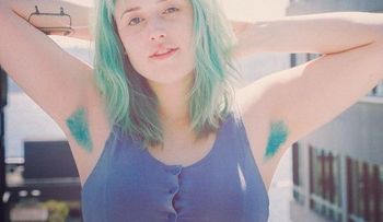 Teñirse el vello de las axilas de colores es la última tendencia en la moda