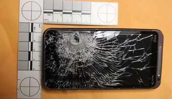 Video: Un teléfono salva la vida de su dueño parando una bala