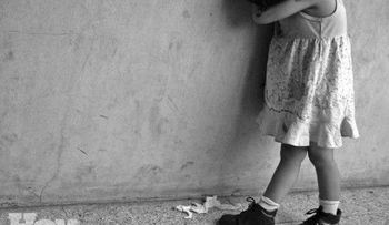 Condenan madre que mandaba por internet fotos de su hija desnuda.