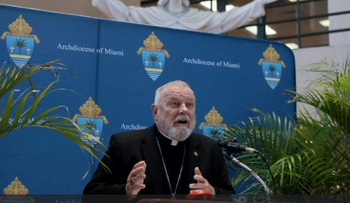 EE. UU. retira fondos a Catholic Charities y cierra programa migrante