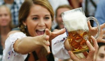 Mujeres que beben mucha cerveza son más fieles; afirma estudio