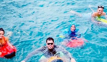 Daddy Yankee se tira al mar para escapar de su esposa