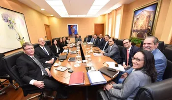 Gobernador Valdez Albizu se reúne con misión FMI; le informa sobre robusto crecimiento economía