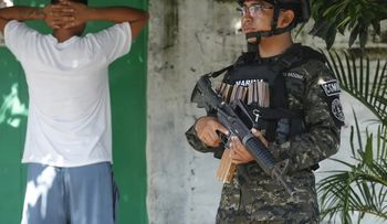 El Salvador: Régimen de Excepción se Vuelve Permanente con Torturas y Represión a Críticos