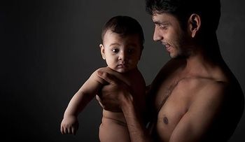 Los hombres con testículos más pequeños "dedican más atención a sus hijos"