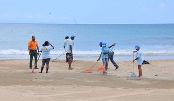 Turismo realiza jornada de limpieza de playas en Samaná