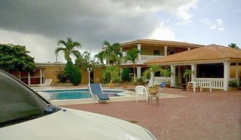 Policía allana casa de Boca Chica y recuperan pamper robados