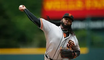 Cueto domina desde la lomita a los Diamondbacks