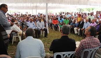 Medina dispone ayuda a colonos de El Llano 