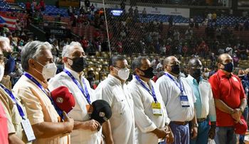 Ministro de Deportes lanza la primera bola en la Serie del Caribe 2022
