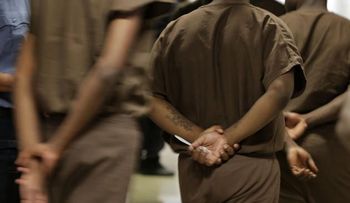NY: Impera violencia en cárceles juveniles 