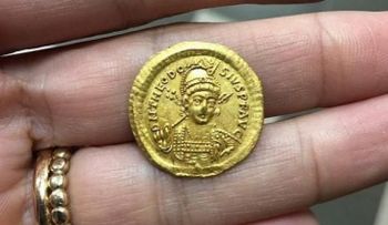 Israel descubre una rara moneda de oro de 1.600 años con la imagen de Teodosio II
