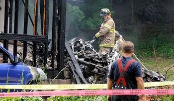 Avión cae sobre casas en EEUU; reportan 3 desaparecidos