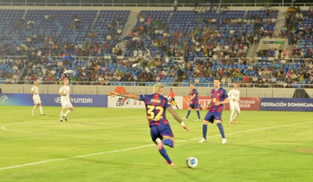 Leyendas del Real Madrid y FC Barcelona empatan en Santo Domingo