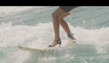 En tacones sobre las olas: una elegante surfista demuestra que todo es posible