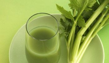 Podemos utilizar el apio en ensaladas, sopas, o en te, pero el mejor es el de jugos