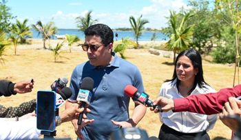 David Collado supervisa trabajos en playa El Faro