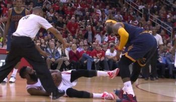 Harden, suspendido 1 partido por patear a LeBron