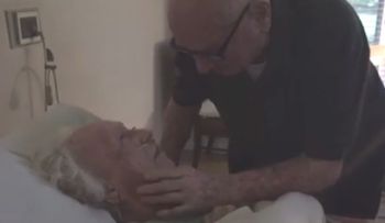 Abuelo le canta canción de amor a su esposa enferma