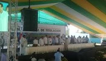 Danilo Medina entrega 1652 títulos definitivos a productores de Azua y San Juan