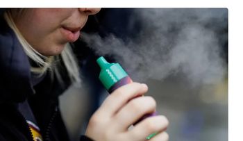 Singapur castigará a proveedores de vapeadores con cárcel y latigazos