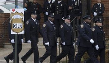 Miles de policías dan la espalda a alcalde NY durante discurso