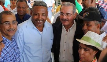 Danilo Medina promete ayuda a cacaocultores para que no vendan sus tierras